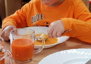 Kuba zjada zupę marchewkową.
